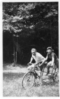 Photographie Vintage Photo Snapshot Bicyclette Vélo Bicycle Tandem Couple - Sonstige & Ohne Zuordnung