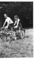 Photographie Vintage Photo Snapshot Bicyclette Vélo Bicycle Tandem Couple - Andere & Zonder Classificatie