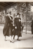 Photographie Vintage Photo Snapshot Marche Walking Street Rue Mode Fashion - Altri & Non Classificati