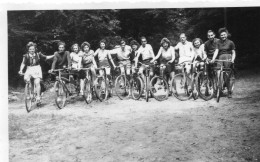 Photographie Vintage Photo Snapshot Bicyclette Vélo Bicycle Tandem Groupe - Andere & Zonder Classificatie