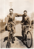 Photographie Vintage Photo Snapshot Bicyclette Vélo Bicycle Coiffure Mode  - Autres & Non Classés