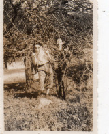 Photographie Vintage Photo Snapshot Arbre Tree Caché Camouflage - Sonstige & Ohne Zuordnung