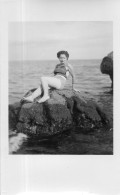Photographie Vintage Photo Snapshot Pin-up Maillot Bain Bikini Sexy Beig-Meil - Altri & Non Classificati