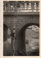 Photographie Vintage Photo Snapshot Escalade Pont Bridge Corde - Autres & Non Classés