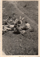 Photographie Vintage Photo Snapshot Enfant Child Groupe Campagne Damier Dames - Autres & Non Classés