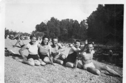 Photographie Vintage Photo Snapshot Drôle Gag Funny Plage Maillot Bain - Plaatsen