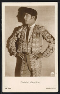 AK Schauspieler Rudolph Valentino Im Verzierten Anzug  - Actores