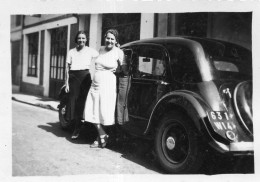 Photographie Vintage Photo Snapshot Automobile Voiture Car Auto Femme Mode - Coches