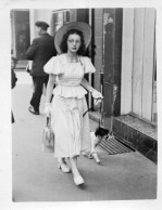 Photographie Vintage Photo Snapshot Marche Walking Street Rue Mode Fashion Chien - Sonstige & Ohne Zuordnung
