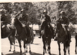 Photographie Vintage Photo Snapshot Suisse Lausanne Militaires Cavaliers - Guerra, Militares