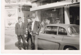 PHOTO-ORIGINALE-DES JEUNES HOMMES A COTÉ DE L'AUTOMOBILE VOITURE ANCIENNE RENAULT FLORIDE CARAVELLE 1950/60-A-IDENTIFIER - Cars