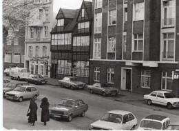 PHOTO-ORIGINALE- LES AUTOMOBILES VOITURES ANCIENNES DANS UN PARKING 1960/70-A-IDENTIFIER - Cars