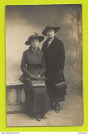 Carte Photo à Identifier 2 Femmes Posent Avec Chapeaux Et Sacs à Main Mode VOIR ZOOM Et VOIR DOS - Fotografie