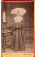 Photo CDV D'une None   élégante Posant Dans Un Studio Photo A Castelnaudary - Ancianas (antes De 1900)