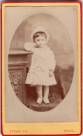 Photo CDV D'une Petite  Fille  élégante Posant Dans Un Studio Photo A Brive - Ancianas (antes De 1900)