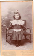 Photo CDV D'une Petite  Fille  élégante Posant Dans Un Studio Photo A Moulins - Ancianas (antes De 1900)