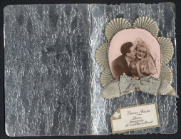 Oblaten-AK Portrait Eines Turtelnden Paares Mit Einer Schleife Aus Stoff Aufgeklebt Auf Silberne Karte, Neujahrskarte  - Sonstige & Ohne Zuordnung