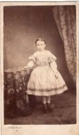 Photo CDV D'une Petite  Fille élégante Posant Assise Dans Un Studio Photo Au Havre - Ancianas (antes De 1900)