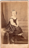 Photo CDV D'une Petite Fille  élégante Posant Dans Un Studio Photo A Beauvais - Anciennes (Av. 1900)