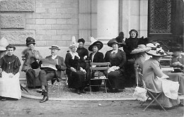 Cpa Carte Photo CHATEL-GUYON 63 Curistes Devant Les Thermes - Homme Lisant Le Petit Marseillais - Châtel-Guyon