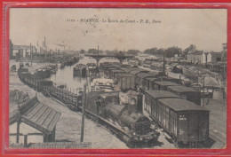 Carte Postale 42. Roanne  Péniches Et Trains Au Bassin Du Canal  Très Beau Plan - Roanne