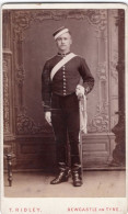 Photo CDV D'un Officier Anglais Posant Dans Un Studio Photo A Newcastle On Tyne - Ancianas (antes De 1900)