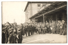 Fotografie Ansicht Untertürkheim, Kraftfahrer-Trupp Hat Sich Am Bahnhof Versammelt, 1.WK  - Krieg, Militär