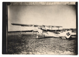 Fotografie 1.WK, Jasta Doppeldecker Flugzeug Der Deutschen Luftstreitkräfte Auf Einem Flugplatz  - Oorlog, Militair