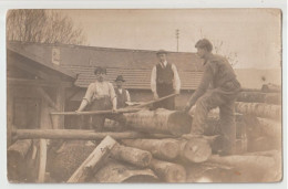 CARTE PHOTO D' UNE SCIERIE OU MENUISERIR - BUCHERONS ET MENUISIERS SUR DES TRONCS D' ARBRES - 2 SCANS - - Artisanat