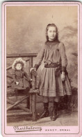 Photo CDV D'une Jeune  Fille élégante Avec Sa Poupée Posant Dans Un Studio Photo A Nancy - Oud (voor 1900)