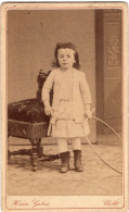 Photo CDV D'une Jeune Fille élégante Avec Sont Cerceau Posant Dans Un Studio Photo A Cholet Avant 1900 - Oud (voor 1900)