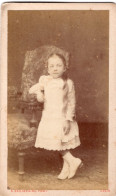 Photo CDV D'une Jeune Fille élégante Posant Dans Un Studio Photo A Caen - Anciennes (Av. 1900)