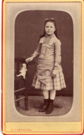 Photo CDV D'une Jeune Fille élégante Posant Dans Un Studio Photo - Oud (voor 1900)