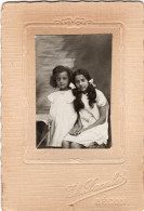 Photo CDV De Deux Jeune Fille élégante Posant Dans Un Studio Photo A Becon En 1933 - Alte (vor 1900)