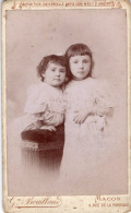Photo CDV De Deux Petite Fille élégante Posant Dans Un Studio Photo A Macon Avant 1900 - Alte (vor 1900)