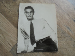 LOUIS JOURDAN Star Vedette Célébrité Cinéma Photographie 23 X 17 Offerte Par La Chocolaterie Clovis Veviers Chocolat - Personalidades Famosas