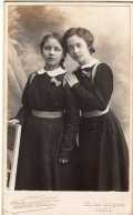 Photo CDV De Deux Jeune Fille élégante Posant Dans Un Studio Photo A Paris - Alte (vor 1900)