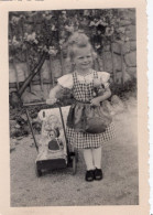 Kleines Mädchen Mit Puppenwagen - Anonyme Personen