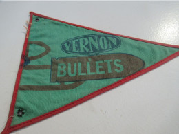 Fanion Promotionnel Ancien/ VERNON BULLETS / Chaussures De Marche/1Vers 1960-1970        DFA77 - Vlaggen