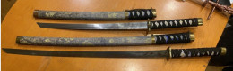 Deux épées Déco Japonaises (katanas) Sont Gris-noir. L'Europe. M1960 (H266). - Knives/Swords