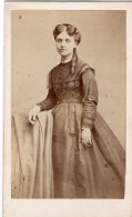 Photo CDV D'une Femme élégante Posant Dans Un Studio Photo A Colmar  Avant 1900 - Ancianas (antes De 1900)