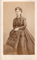 Photo CDV D'une Femme élégante Posant Dans Un Studio Photo A Colmar Avant 1900 - Anciennes (Av. 1900)