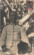 CARTE PHOTO - Un Homme En Uniforme Militaire Assis  - Animé - Carte Postale Ancienne - Photographie