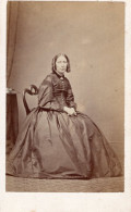 Photo CDV D'une Femme élégante Posant Dans Un Studio Photo A Liverpool  Avant 1900 - Ancianas (antes De 1900)