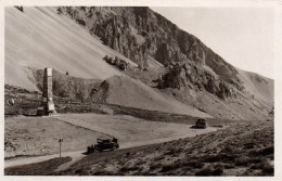 La Route Des Alpes - Col D'Izoard (Htes-Alpes) - Le Sommet Du Col Et Stèle Commémorative - Autres & Non Classés