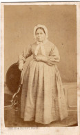 Photo CDV D'une Femme élégante Posant Dans Un Studio Photo A Paris - Anciennes (Av. 1900)