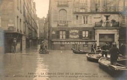 Paris 6ème * Carte Photo * Inondation Quai Des Grands Augustins , Service Sauvetage Ravitaillement * Crue Janvier 1910 - Arrondissement: 06