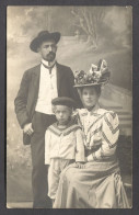 GROUP PORTRAIT FAMILY FASHION HAT - Photographie