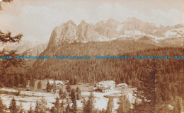 R115897 Old Postcard. Mountains And Houses Between - Welt