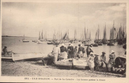 17 , Cpa L'ILE D'OLERON , 3313 , Port De La Cotinière , Les Femmes Portant La Kisnot  (15515) - Ile D'Oléron